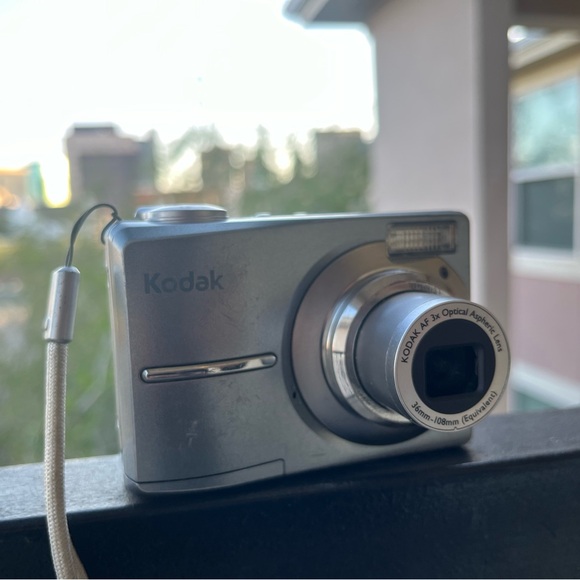 Kodak Easyshare C813 8.2 MP Digital Camera 3x Optical Zoom - Picture 5 of 5
